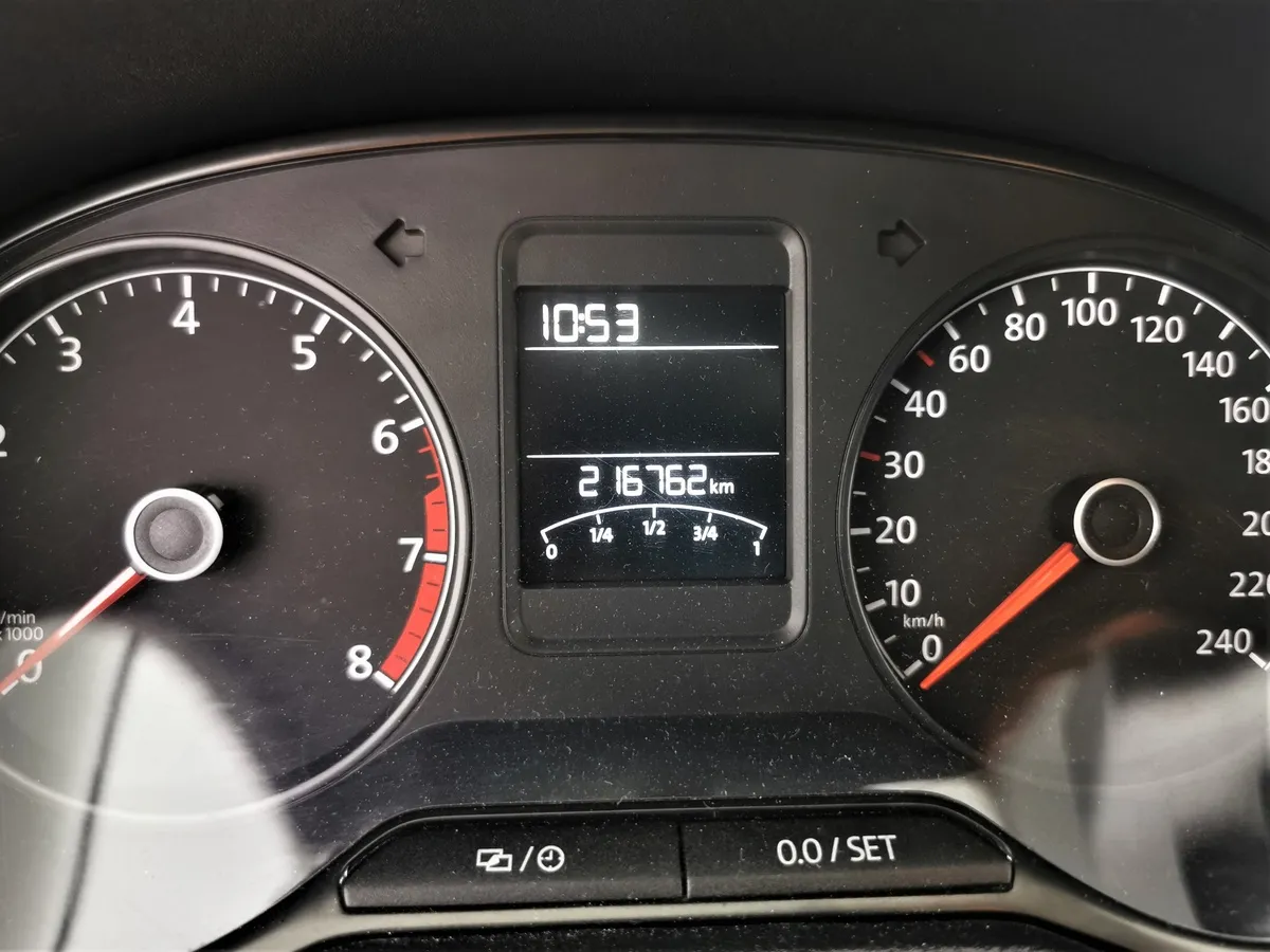 Volkswagen Polo 1.6 MT (105 л.с.) Черный в АВИЛОН. Слайд №17