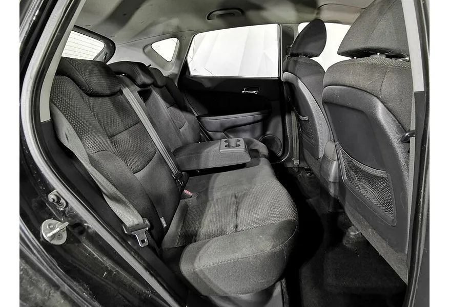 Hyundai i30 1.6 MT (122 л.с.) Черный в АВИЛОН. Слайд №17