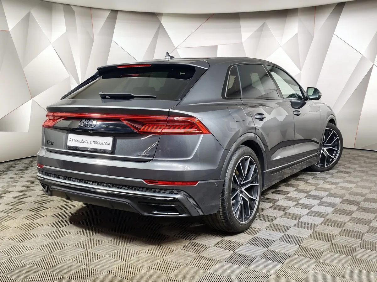 Audi Q8 55 TFSI Tiptronic quattro (340 л.с.) Серый в АВИЛОН. Слайд №2