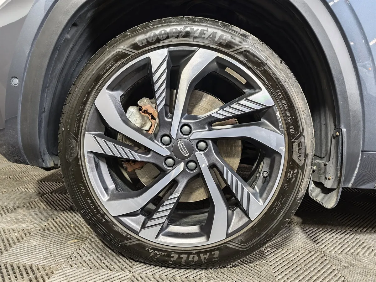 Geely Monjaro 2.0T 8AT 4WD (238 л.с.) Flagship Серый в АВИЛОН. Слайд №9