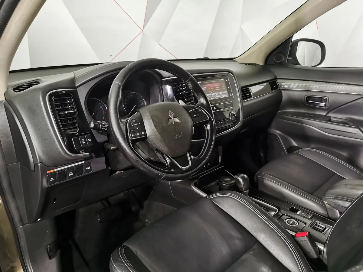 Mitsubishi Outlander 2.4 MIVEC CVT 4WD 7 мест (167 л.с.) Ultimate Коричневый в АВИЛОН. Слайд №18