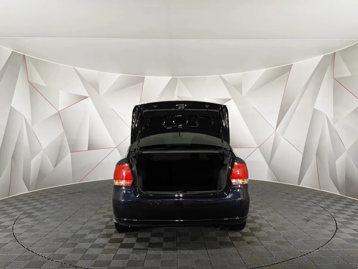 Volkswagen Polo 1.6 MT (105 л.с.) Черный в АВИЛОН. Слайд №11