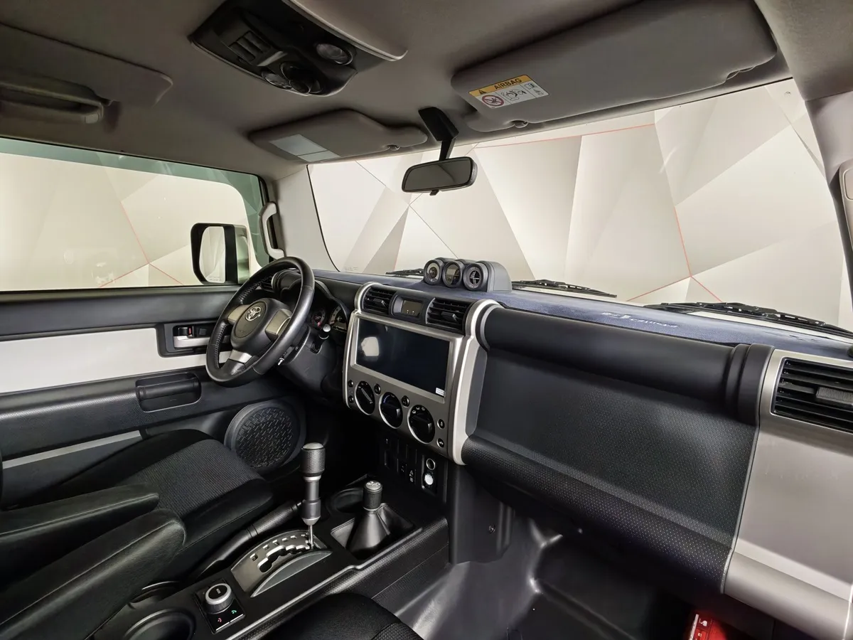 Toyota FJ Cruiser 4.0 AT 4WD (276 л.с.) Белый в АВИЛОН. Слайд №12