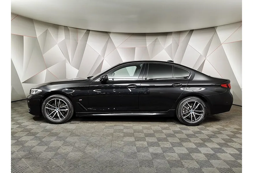 BMW 5 серия 520d xDrive Steptronic (190 л.с.) M Sport Pure Черный в АВИЛОН. Слайд №5