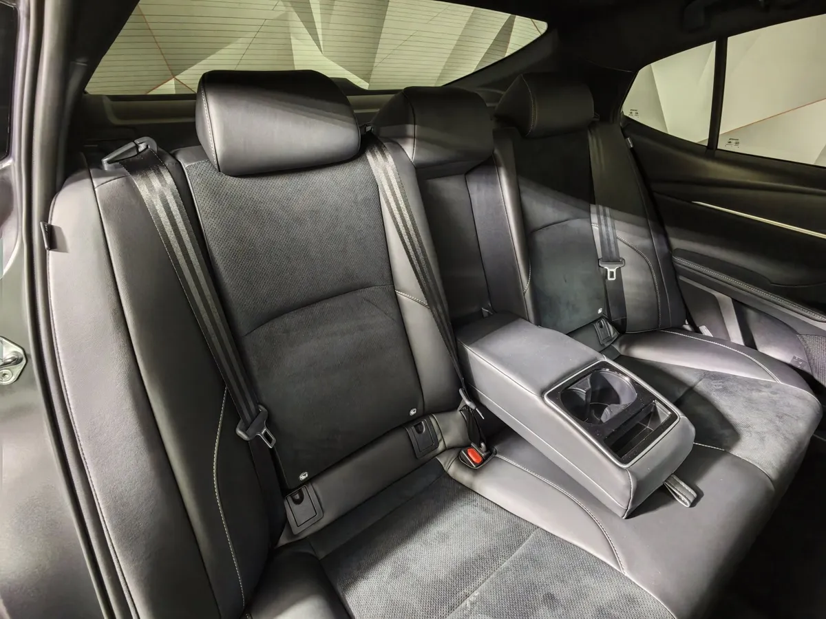 Toyota Camry 2.0h CVT (197 л.с.) Sport Plus Серый в АВИЛОН. Слайд №17