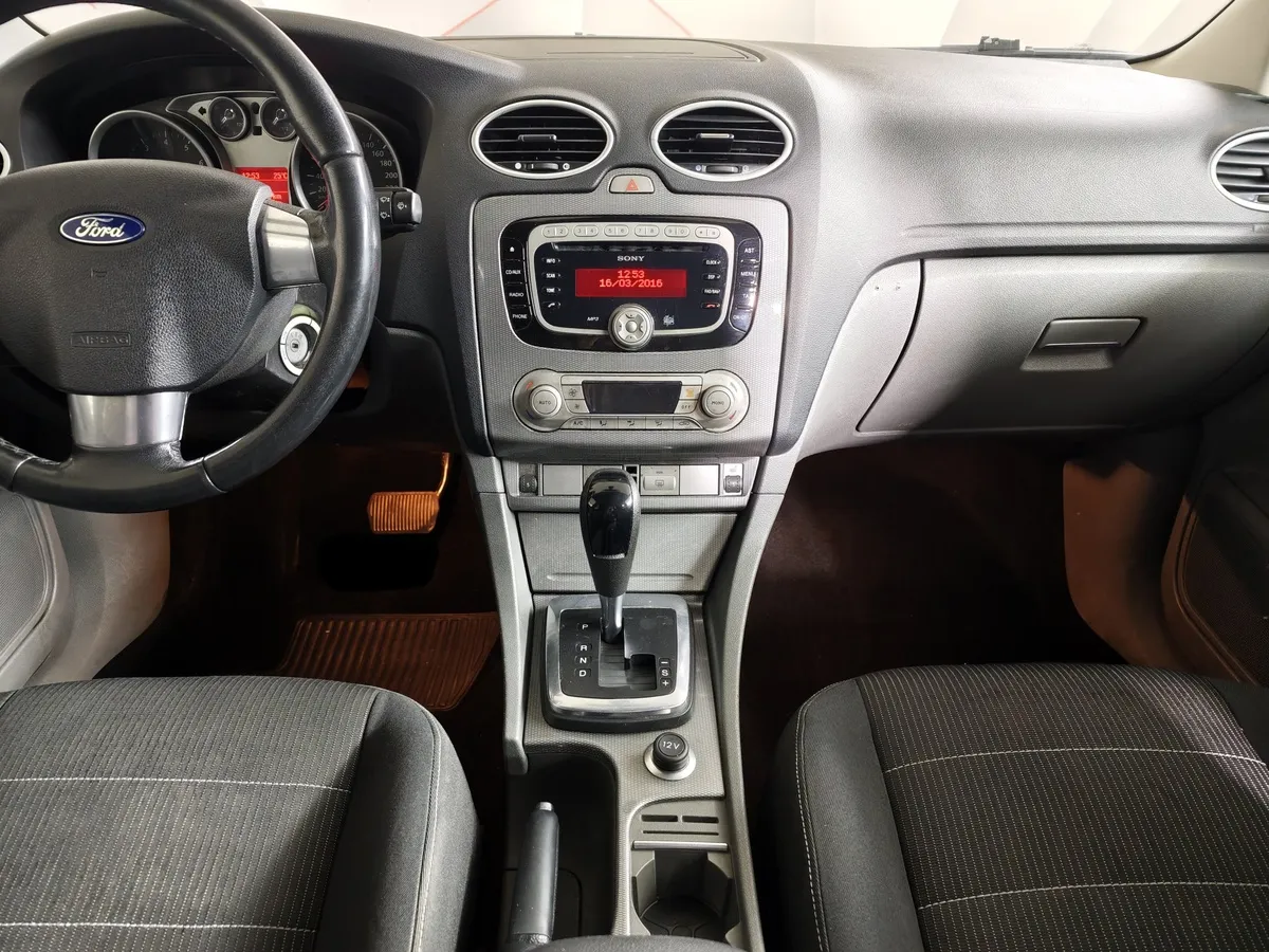 Ford Focus 1.6 AT (101 л.с.) Ghia Серебристый в АВИЛОН. Слайд №13