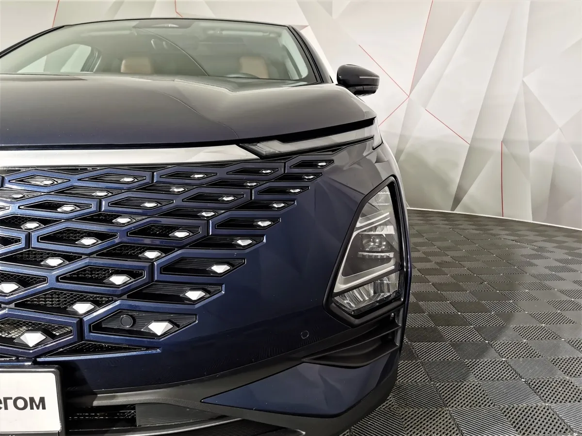 Omoda C5 1.5T CVT (147 л.с.) Ultimate (двухцветный, красные элементы экстерьера) Синий в АВИЛОН. Слайд №10