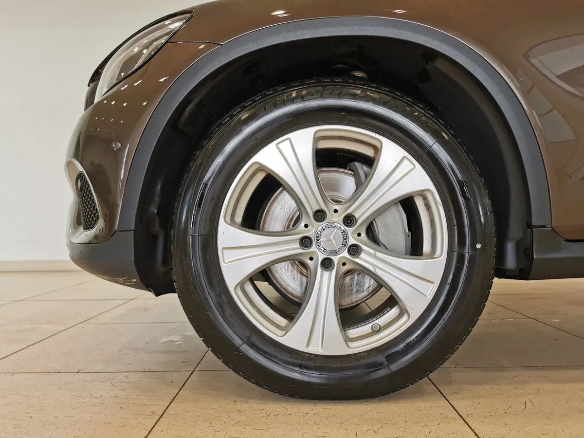 Mercedes-Benz GLC 250 9G-TRONIC 4MATIC (211 л.с.) Особая серия Коричневый в АВИЛОН. Слайд №9
