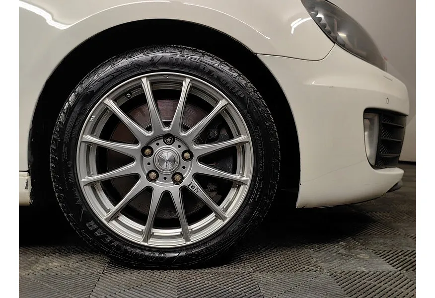 Volkswagen Golf 2.0 TSI DSG (210 л.с.) GTI Белый в АВИЛОН. Слайд №9 Volkswagen Golf 2.0 TSI DSG (210 л.с.) GTI Белый в АВИЛОН. Слайд №9