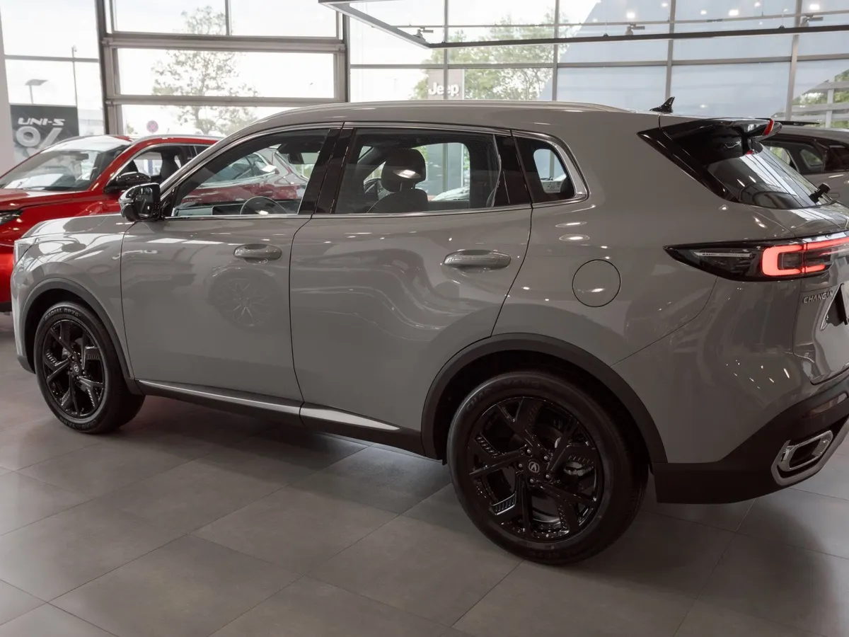 Changan UNI-S 1.5T 7DCT 4WD (181 л.с.) Техно Серый в АВИЛОН. Слайд №3
