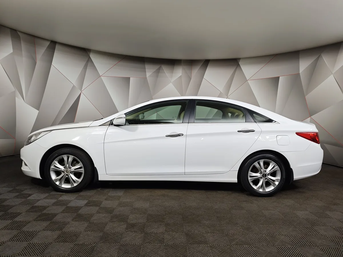 Hyundai Sonata 2.0 MPi AT (150 л.с.) Comfort Белый в АВИЛОН. Слайд №5