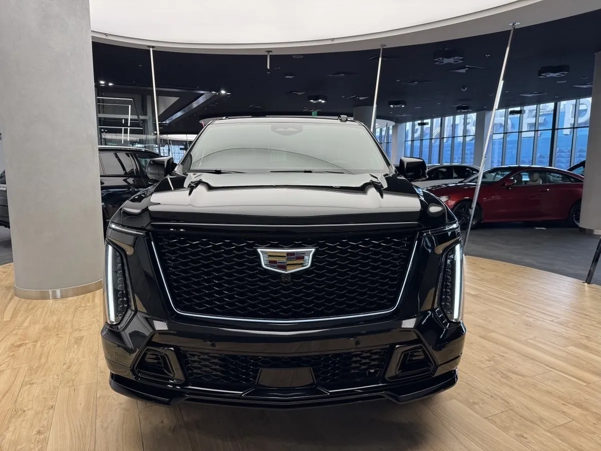 Cadillac Escalade V 6.2 AT 4WD (690 л.с.) V-series Черный в АВИЛОН. Слайд №6