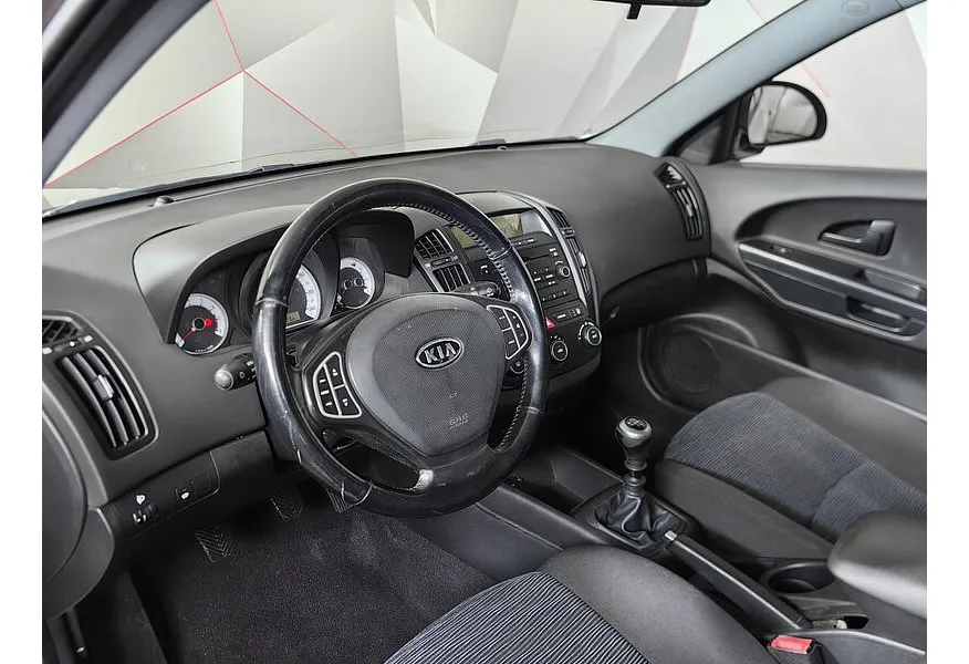 Kia Ceed 1.4 MT (109 л.с.) Бежевый в АВИЛОН. Слайд №17