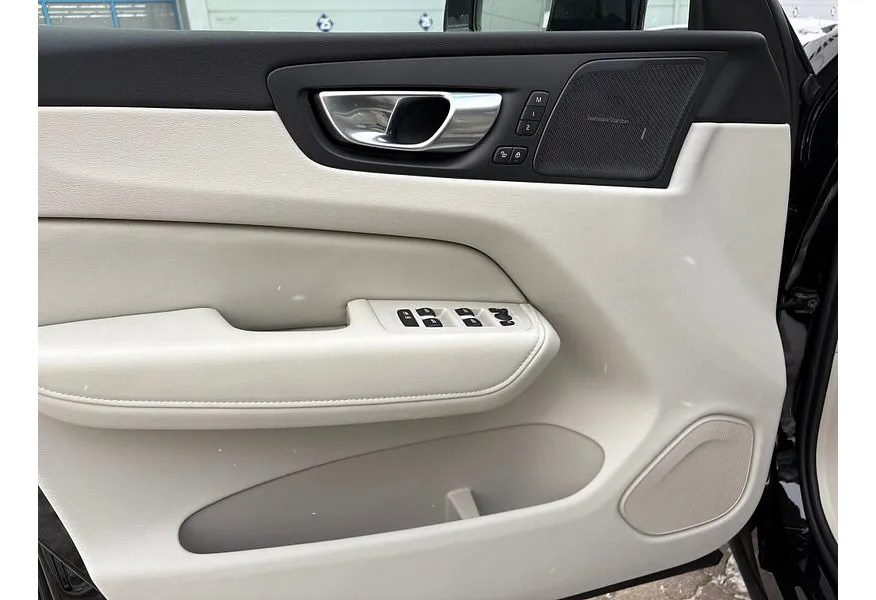 Volvo XC60 2.0 B5 8AT AWD (250 л.с.) Ultra Dark Черный в АВИЛОН. Слайд №11