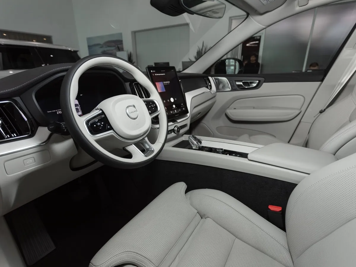 Volvo XC60 2.0 B5 8AT AWD (250 л.с.) Ultra Dark Синий в АВИЛОН. Слайд №7