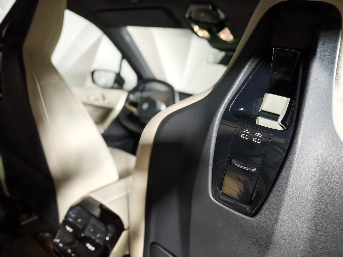 BMW iX xDrive 50 Steptronic (523 л.с.) Suite Sport Черный в АВИЛОН. Слайд №23