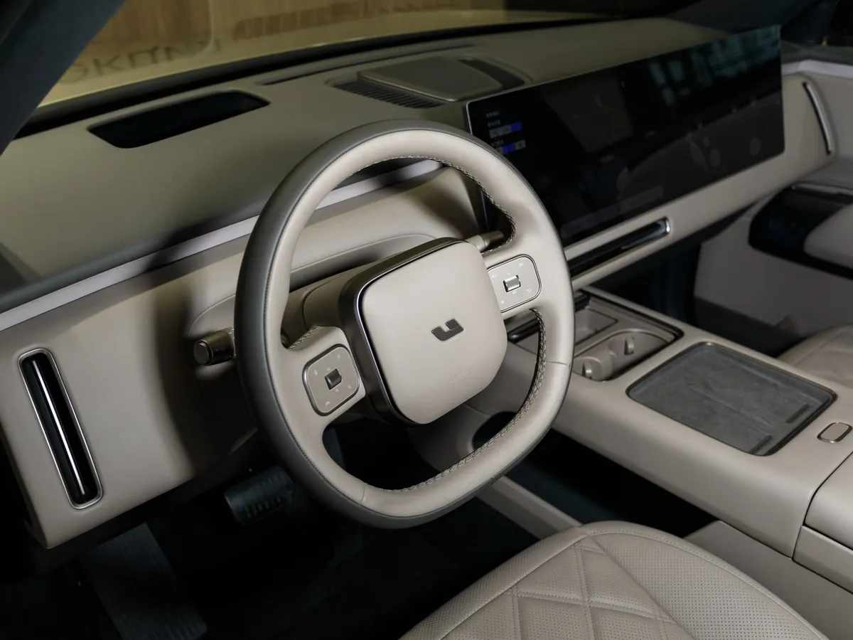 Li Auto L9 1.5h AT 4WD (571 л.с.) Ливис Серый в АВИЛОН. Слайд №2