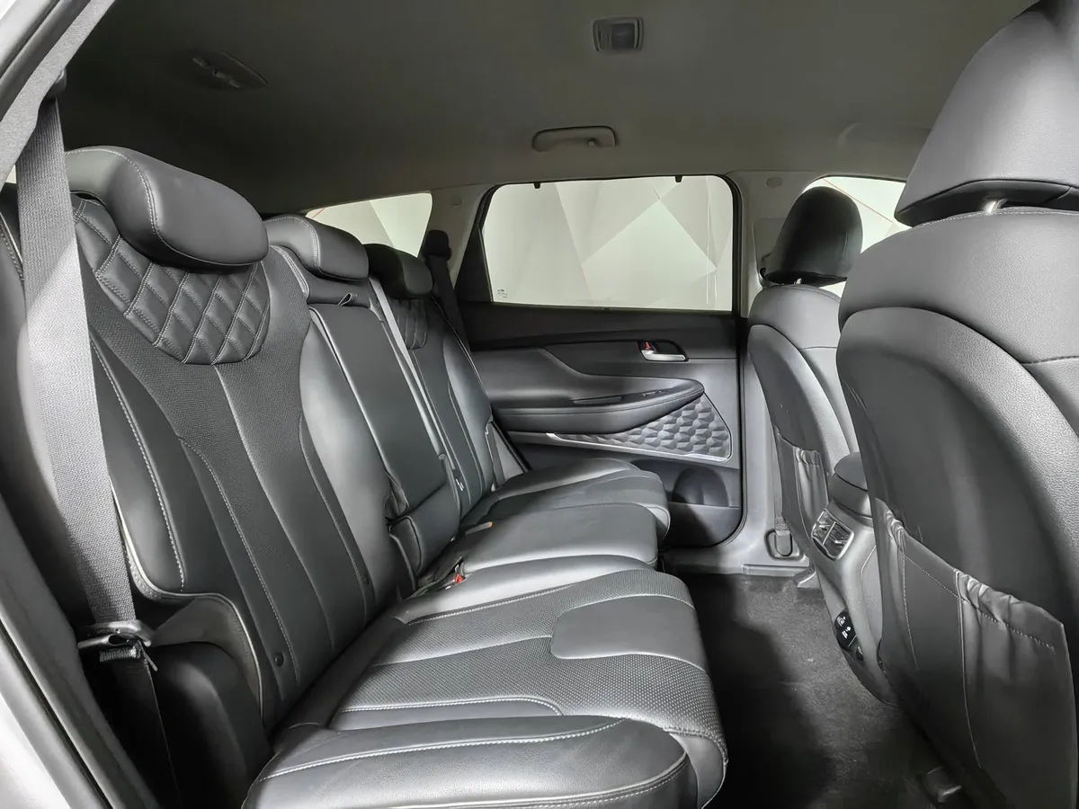 Hyundai Santa Fe 2.2 CRDi AWD 8AT (200 л.с.) High-Tech Серый в АВИЛОН. Слайд №16