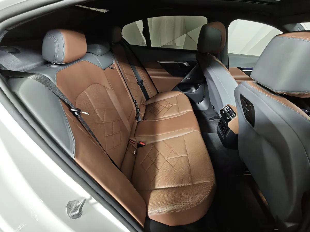 BMW 5 серия 530i xDrive AT (252 л.с.) Белый в АВИЛОН. Слайд №14