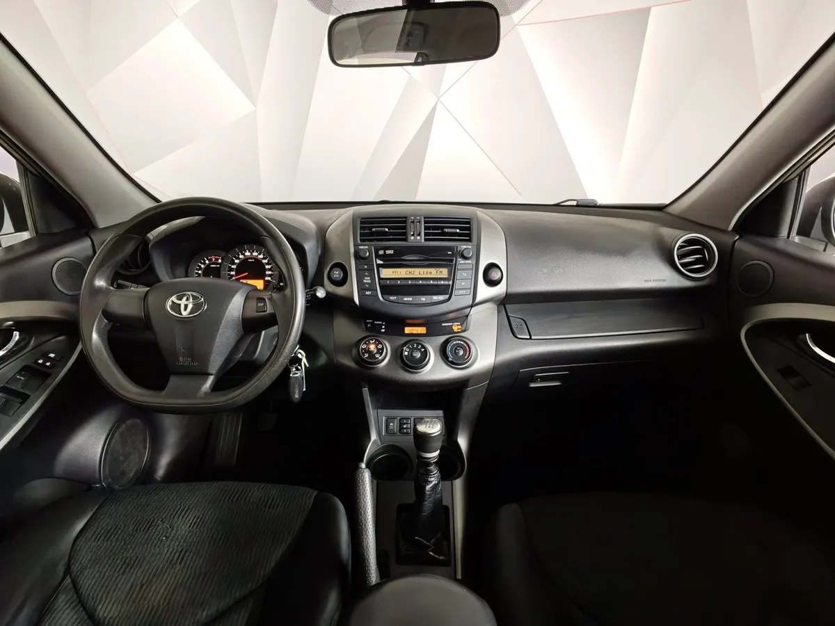 Toyota RAV4 2.0 MT FWD (158 л.с.) Бежевый в АВИЛОН. Слайд №13