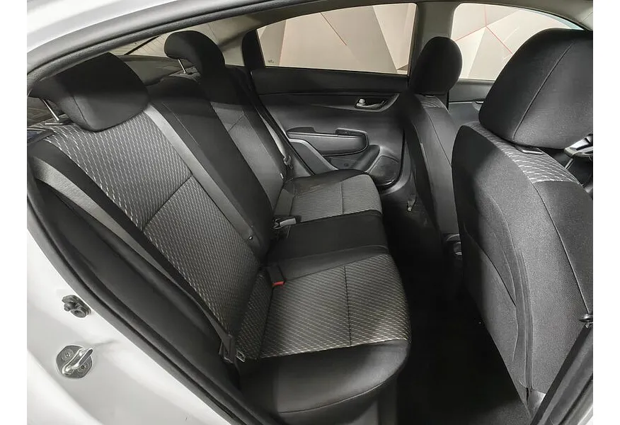 Kia Rio 1.4 AT (100 л.с.) Белый в АВИЛОН. Слайд №15 Kia Rio 1.4 AT (100 л.с.) Белый в АВИЛОН. Слайд №15