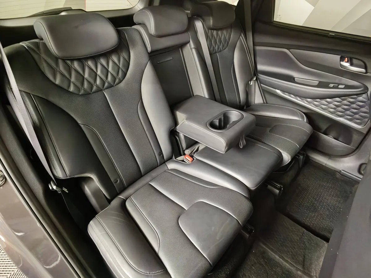 Hyundai Santa Fe 2.2 CRDi AWD 8AT (200 л.с.) Calligraphy Коричневый в АВИЛОН. Слайд №17