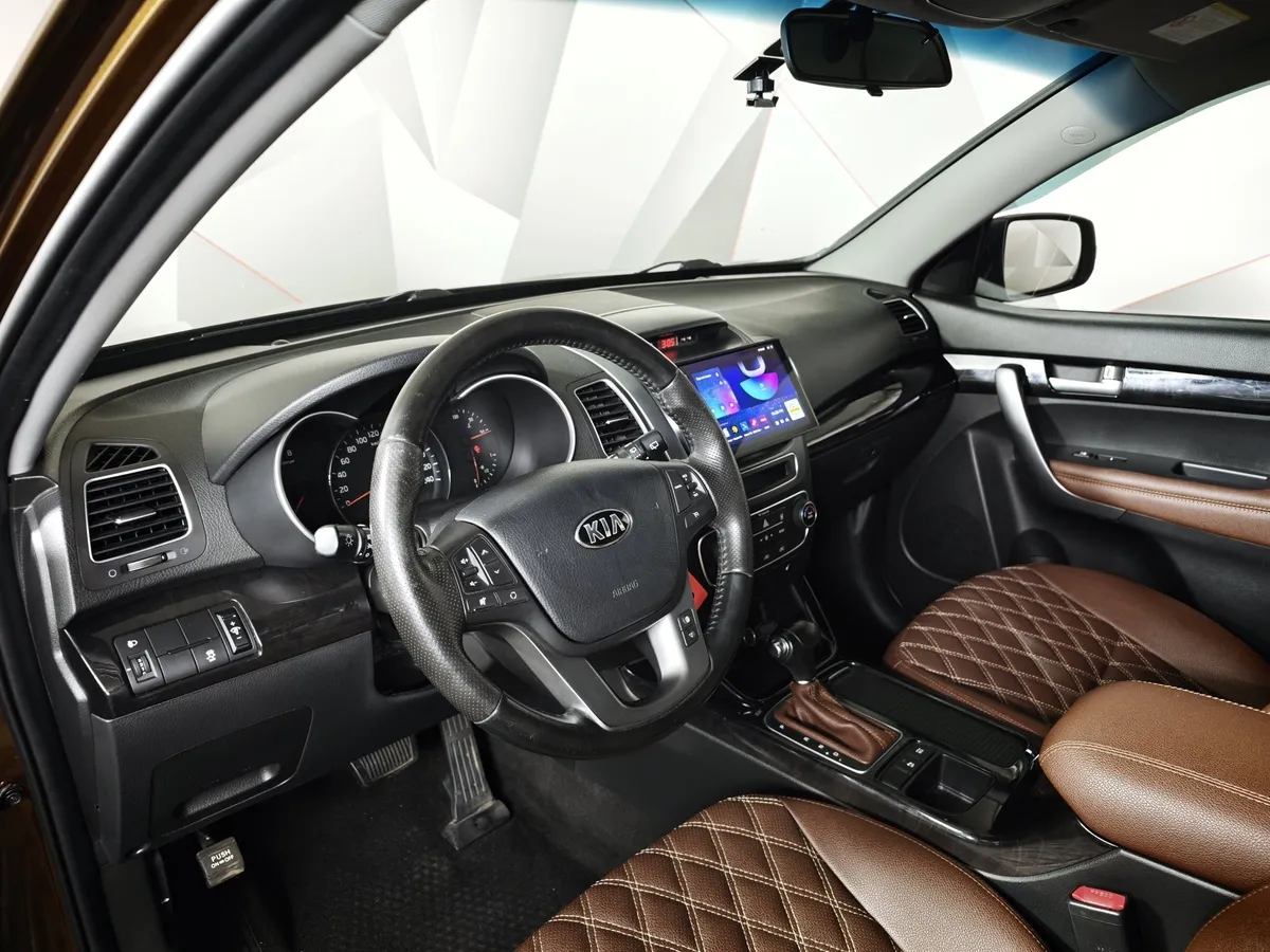 Kia Sorento 2.4 AT (175 л.с.) Classic Коричневый в АВИЛОН. Слайд №19