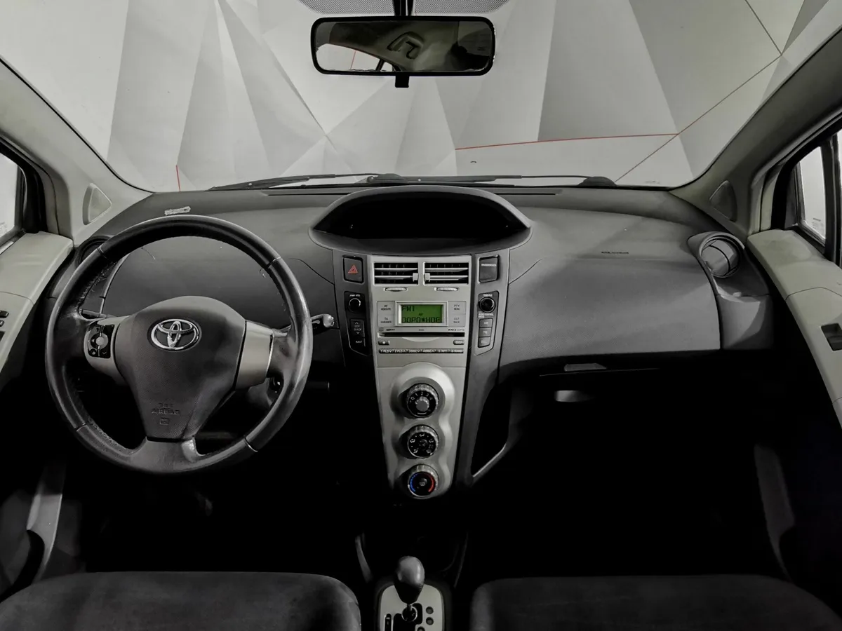 Toyota Yaris 1.3 MMT (87 л.с.) Серый в АВИЛОН. Слайд №13