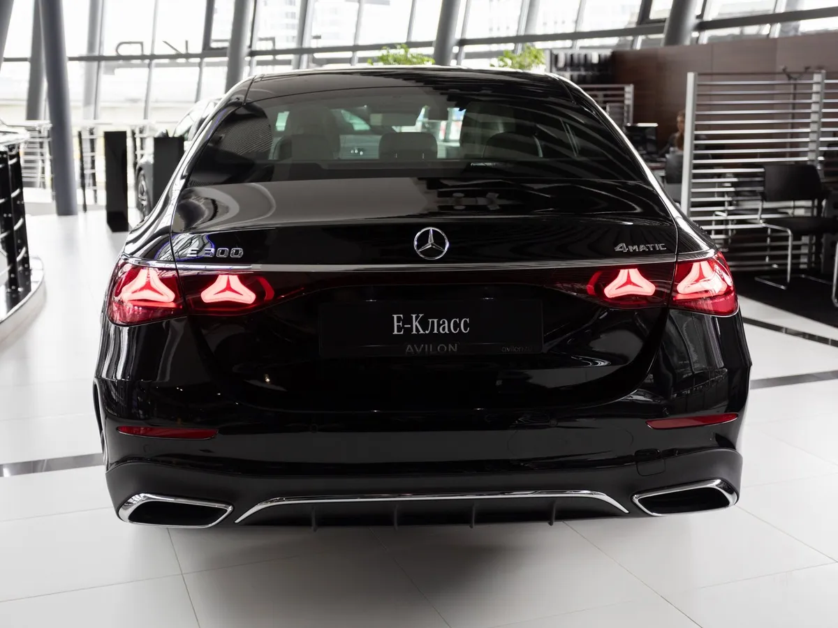 Mercedes-Benz E-Класс E 300 4MATIC (258 л.с.) Черный в АВИЛОН. Слайд №4