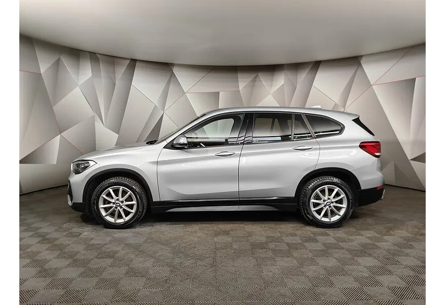 BMW X1 18i sDrive AT (136 л.с.) Серебристый в АВИЛОН. Слайд №5