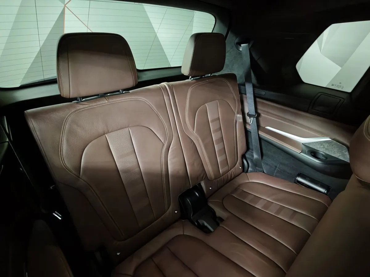 BMW X7 xDrive40i Steptronic (340 л.с.) Черный в АВИЛОН. Слайд №26
