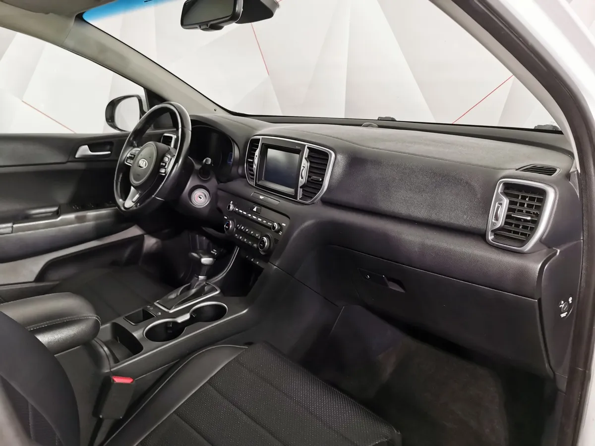 Kia Sportage 2.0 AT (150 л.с.) Белый в АВИЛОН. Слайд №12