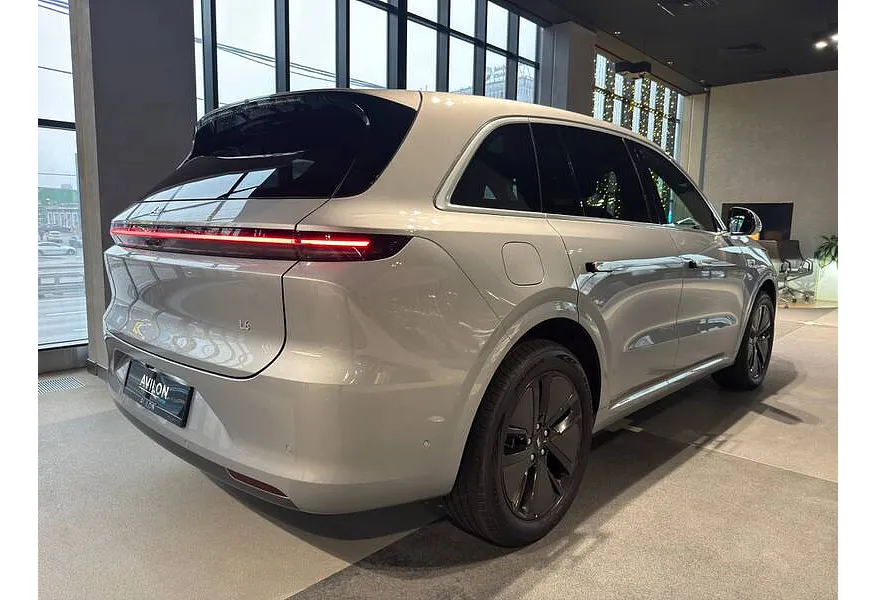 Li Auto L6 1.5 AT 4WD (150 л.с.) Pro Серебристый в АВИЛОН. Слайд №2