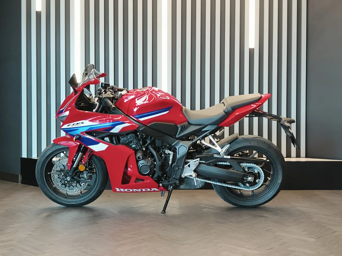 Honda CBR650 649 см³ (95 л.с.) (95) 649 Красный в АВИЛОН. Слайд №3