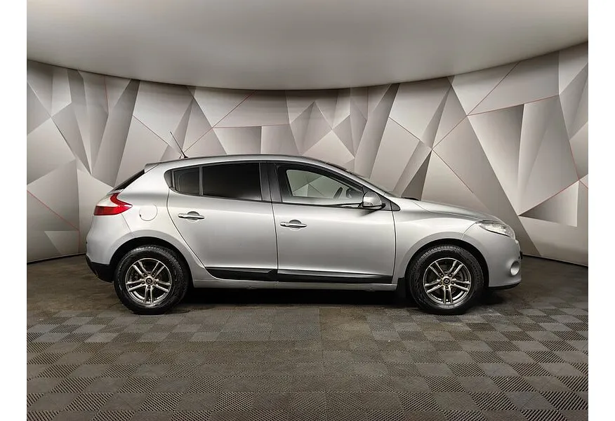 Renault Megane 1.6 MT (106 л.с.) Голубой в АВИЛОН. Слайд №6 Renault Megane 1.6 MT (106 л.с.) Голубой в АВИЛОН. Слайд №6