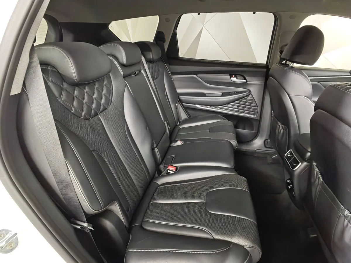 Hyundai Santa Fe 2.2 CRDi AWD 8AT (200 л.с.) Prestige Белый в АВИЛОН. Слайд №14 Hyundai Santa Fe 2.2 CRDi AWD 8AT (200 л.с.) Prestige Белый в АВИЛОН. Слайд №14