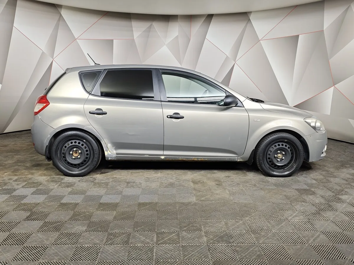 Kia Ceed 1.4 MT (109 л.с.) Серебристый в АВИЛОН. Слайд №6