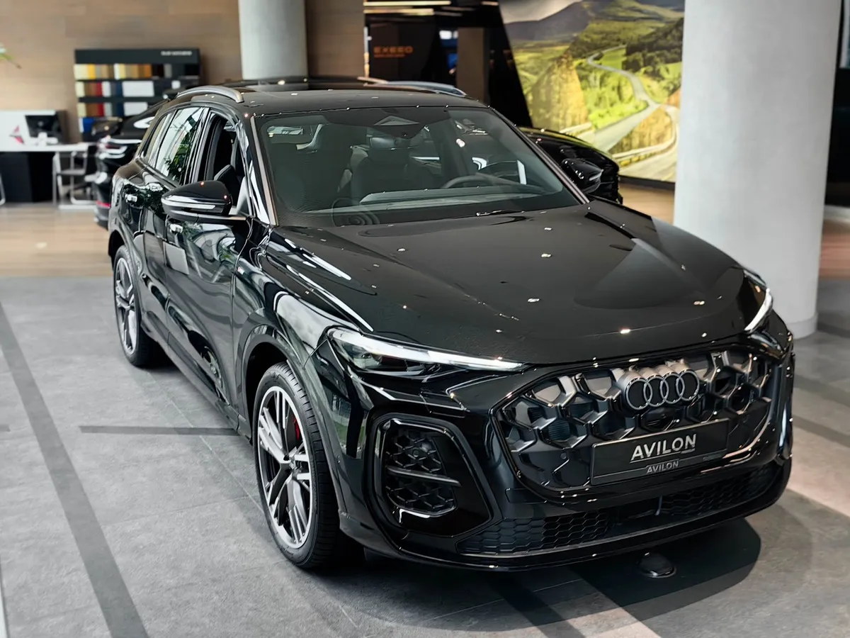 Audi Q5 L 2.0 40 TFSI S tronic quattro (204 л.с.) Черный в АВИЛОН. Слайд №2