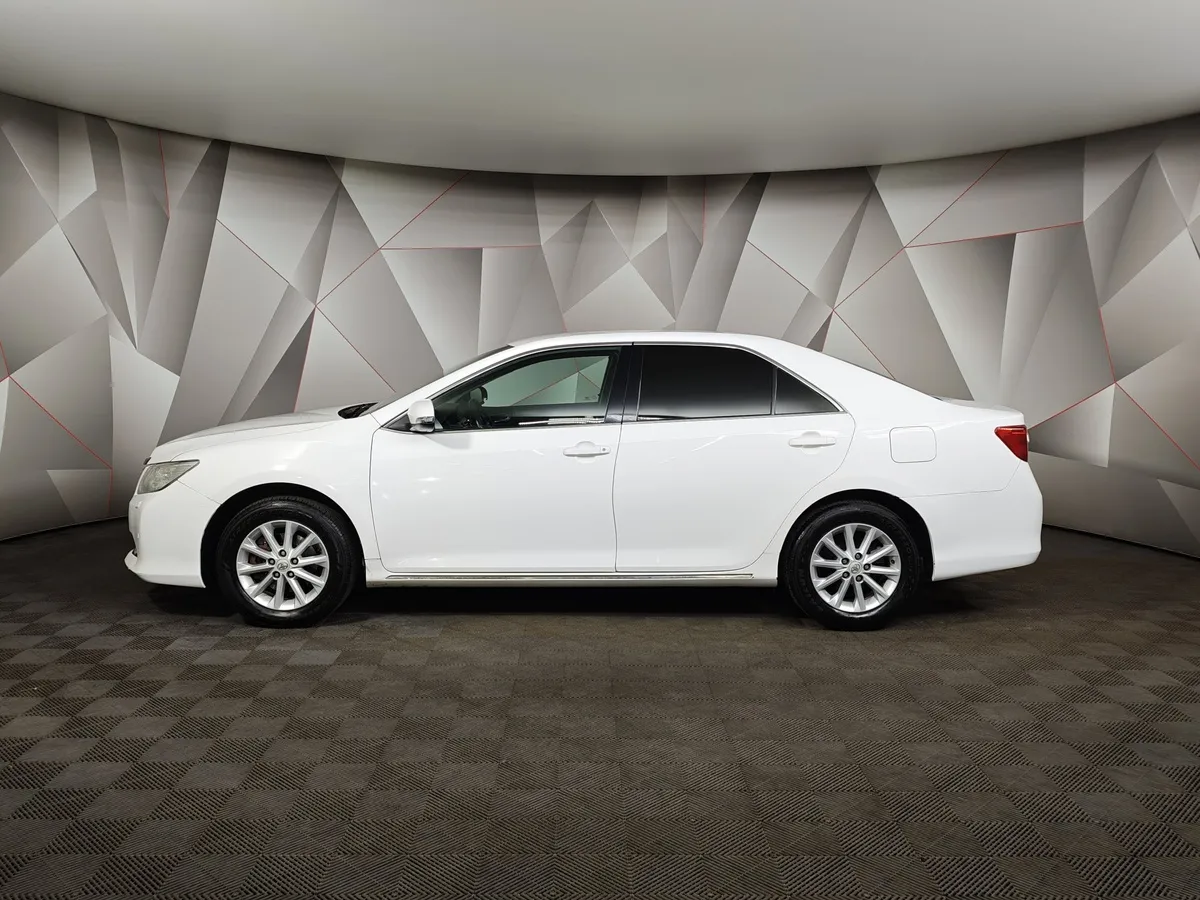 Toyota Camry 2.5 AT (181 л.с.) Белый в АВИЛОН. Слайд №5