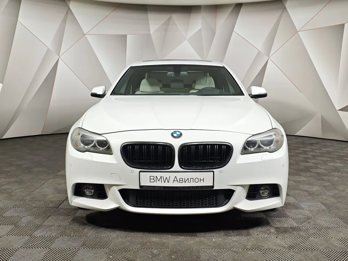 BMW 5 серия 535i xDrive Steptronic (306 л.с.) Белый в АВИЛОН. Слайд №3