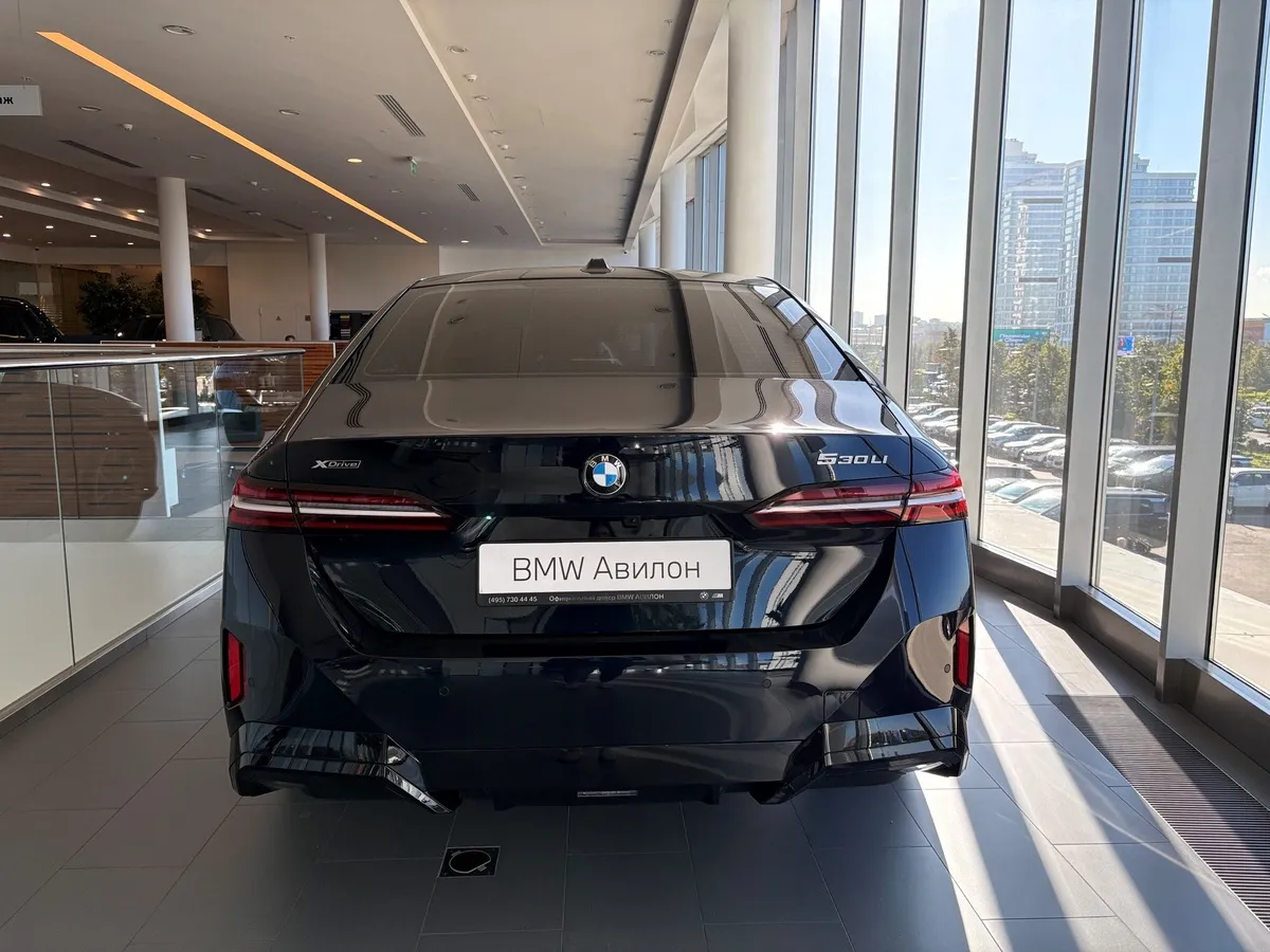 BMW 5 серия 530i xDrive AT (252 л.с.) Черный в АВИЛОН. Слайд №3