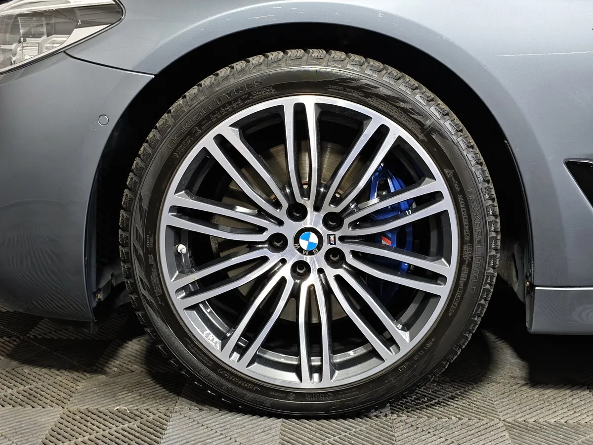 BMW 5 серия 530i xDrive Steptronic (249 л.с.) M Sport Plus Серый в АВИЛОН. Слайд №7