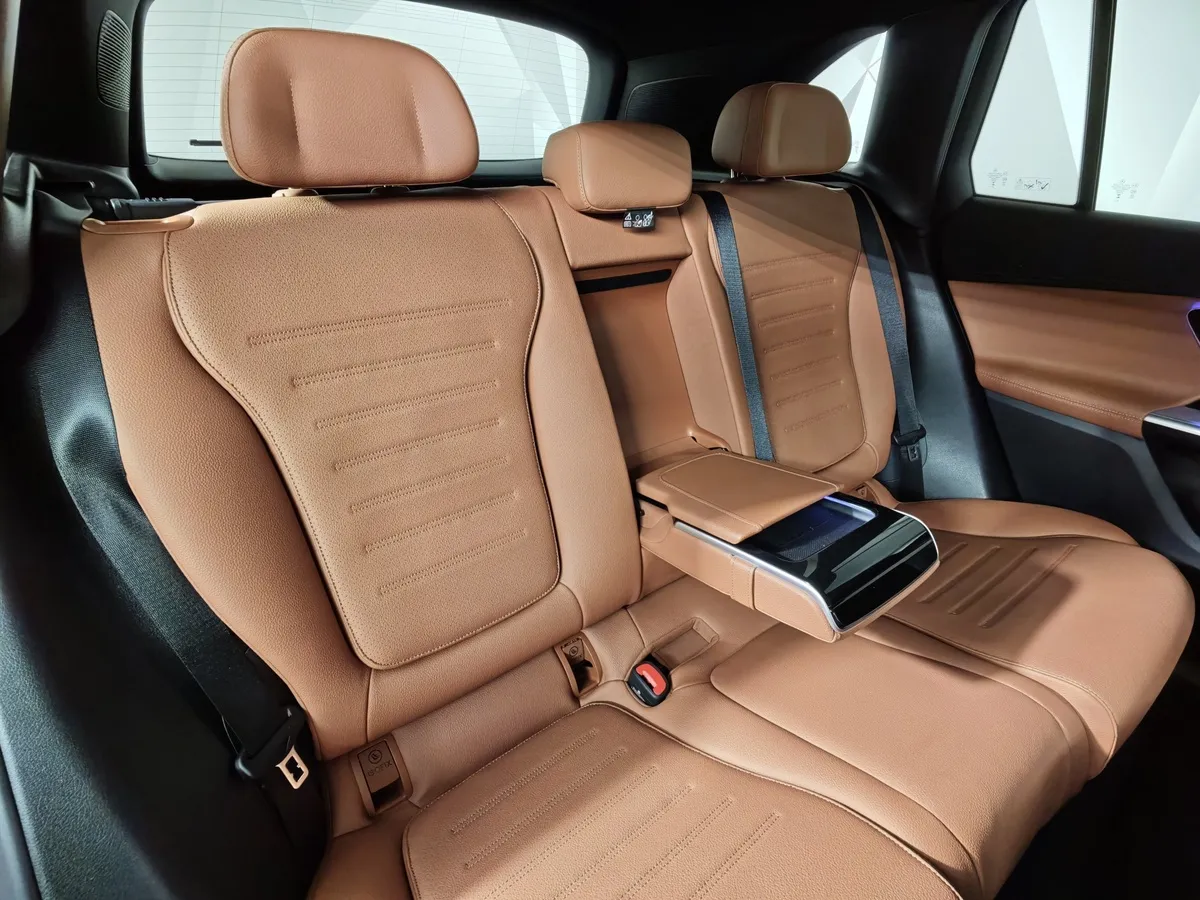 Mercedes-Benz GLC 260 L 9G-TRONIC 4MATIC (197 л.с.) Черный в АВИЛОН. Слайд №17