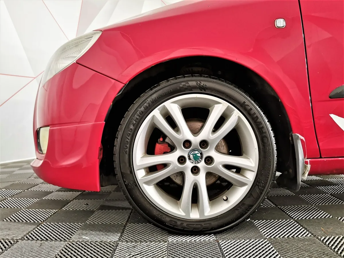 Skoda Fabia 1.6 MT (105 л.с.) Ambiente Красный в АВИЛОН. Слайд №9