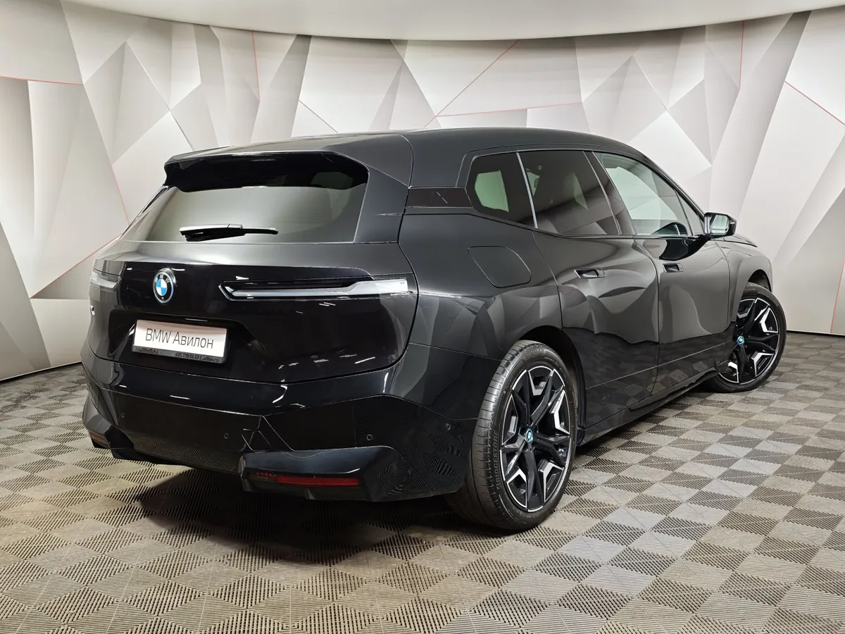 BMW iX xDrive 50 Steptronic (523 л.с.) Suite Sport Черный в АВИЛОН. Слайд №2