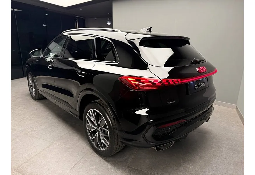 Audi Q5 L 2.0 40 TFSI S tronic quattro (204 л.с.) Черный в АВИЛОН. Слайд №5