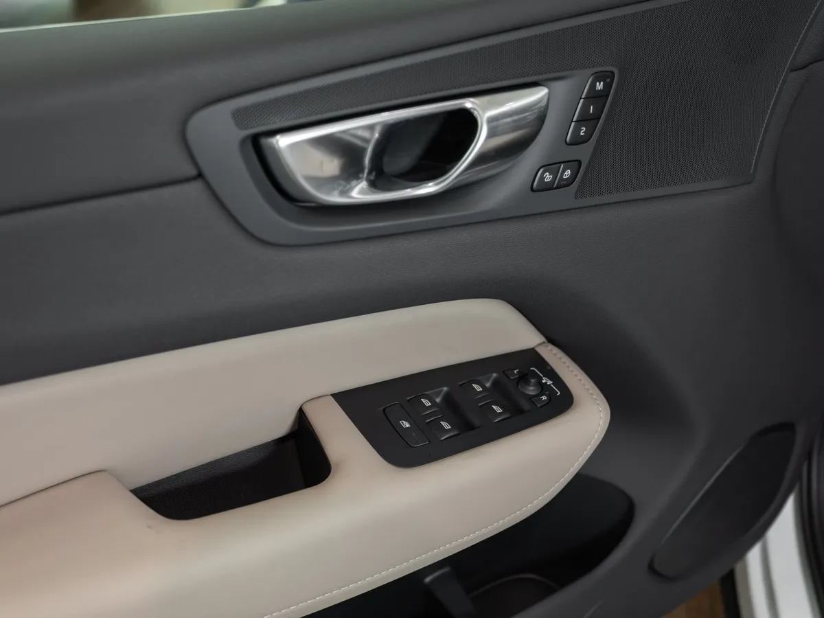 Volvo XC60 2.0 AT AWD (264 л.с.) Luxury Edition Черный в АВИЛОН. Слайд №14