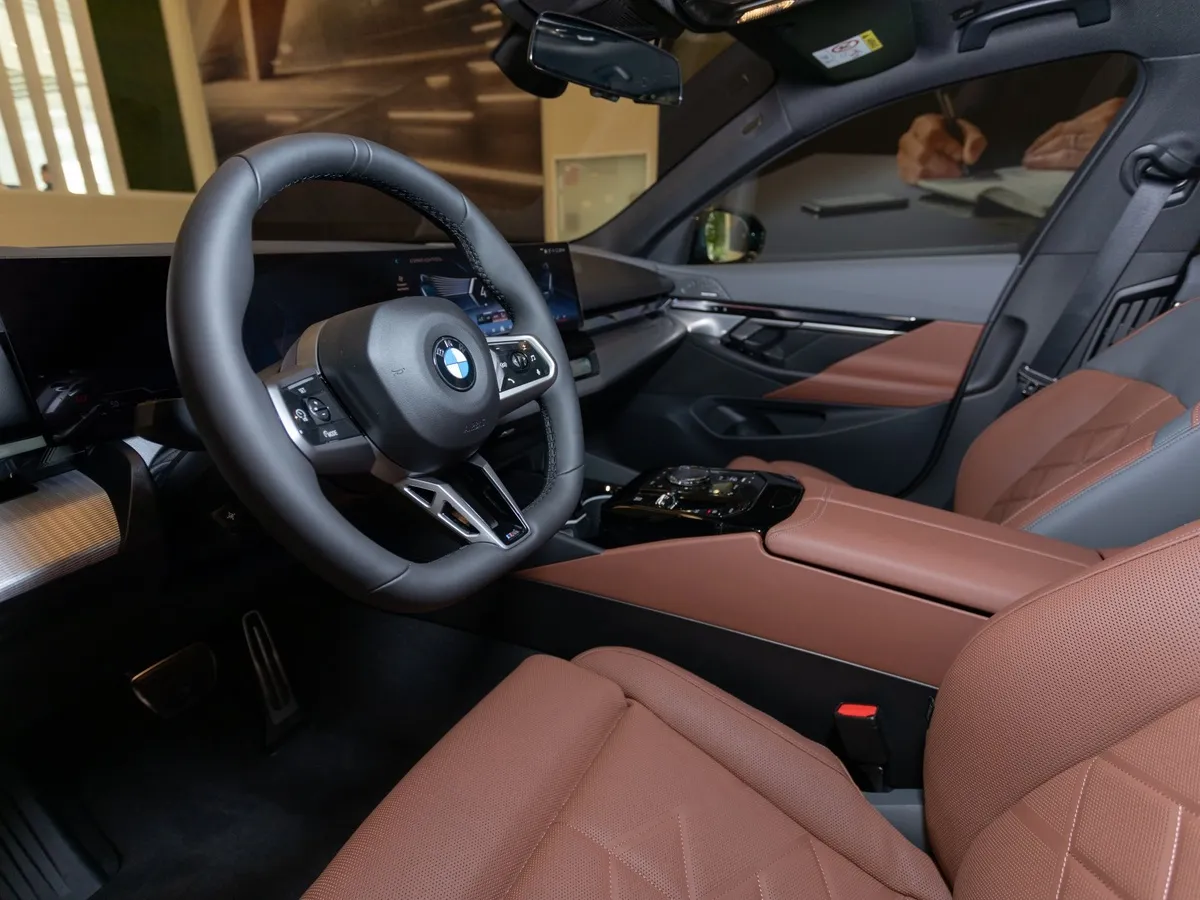 BMW 5 серия 530i xDrive AT (252 л.с.) Черный в АВИЛОН. Слайд №13 BMW 5 серия 530i xDrive AT (252 л.с.) Черный в АВИЛОН. Слайд №13