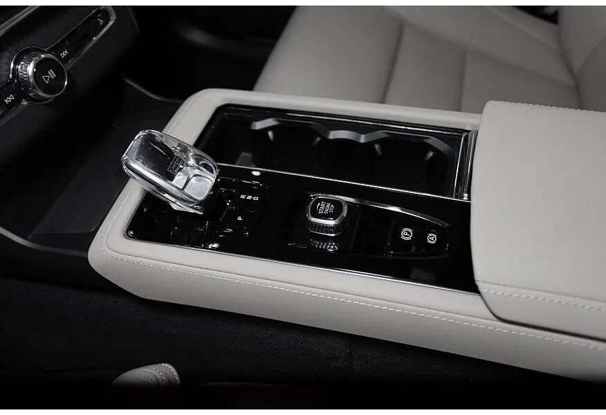 Volvo XC90 2.0 B6 mild hybrid AT AWD (7 мест) (300 л.с.) Ultra Bright Белый в АВИЛОН. Слайд №12