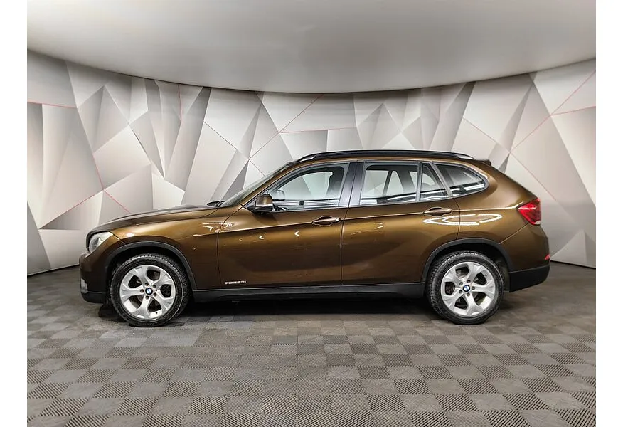 BMW X1 xDrive20i AT (184 л.с.) Базовая. Локальная сборка Коричневый в АВИЛОН. Слайд №2